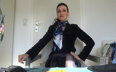 Lady Victoria Valente: Montáž 5 saténových výstřihů