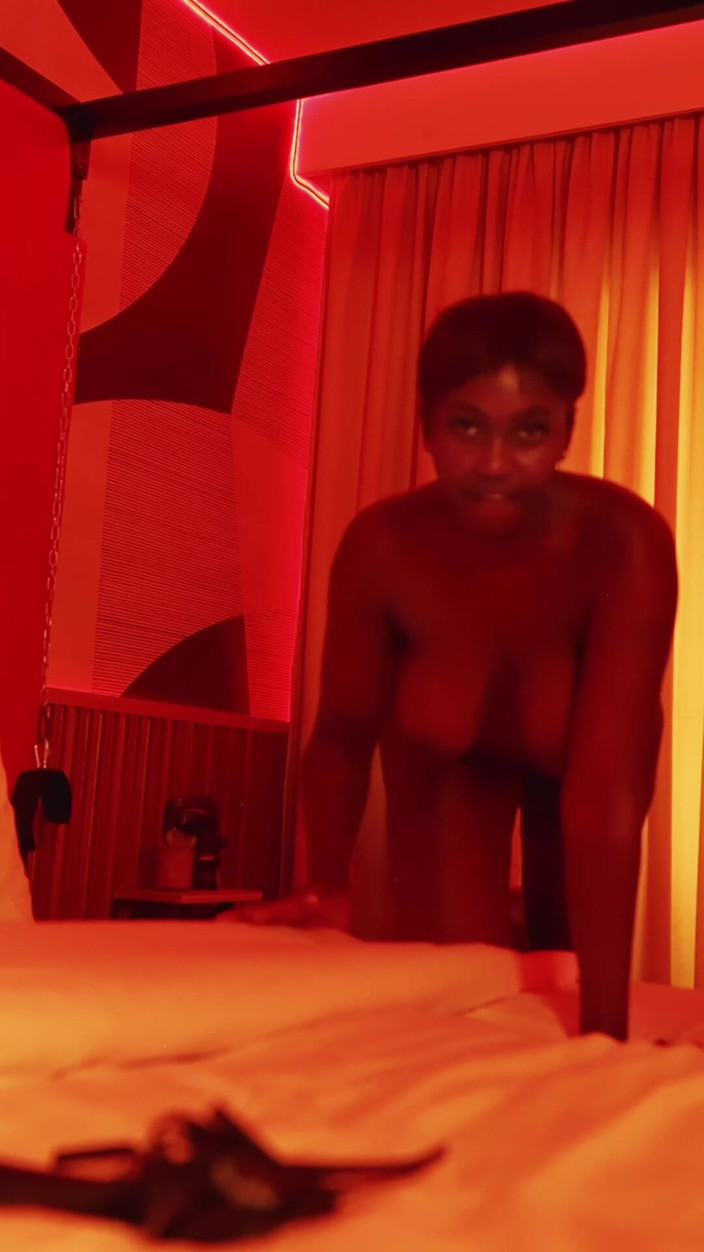 THEKENYANXXX: Bine ați venit în camera roșie, m-a făcut sclavul ei