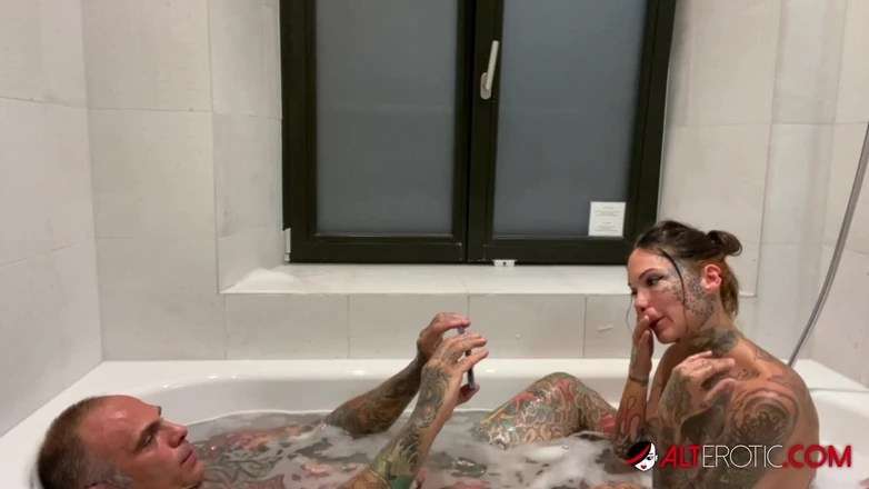 Alt Erotic: Wytatuowana ślicznotka Lucy ZZZ ostro zerżnięta w wannie