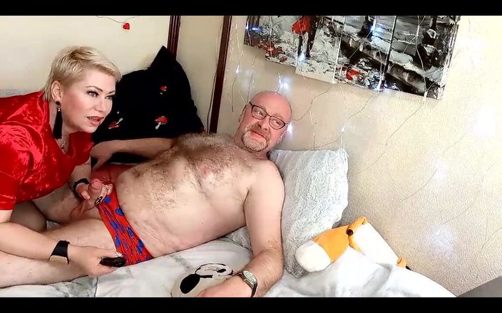 AimeeParadise: Горячая милфа Aimee - моя шлюшка жена сосет мой хуй в открытой чате...