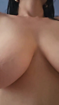 Des seins qui sautent et qui rebondissent pendant une chevauchée