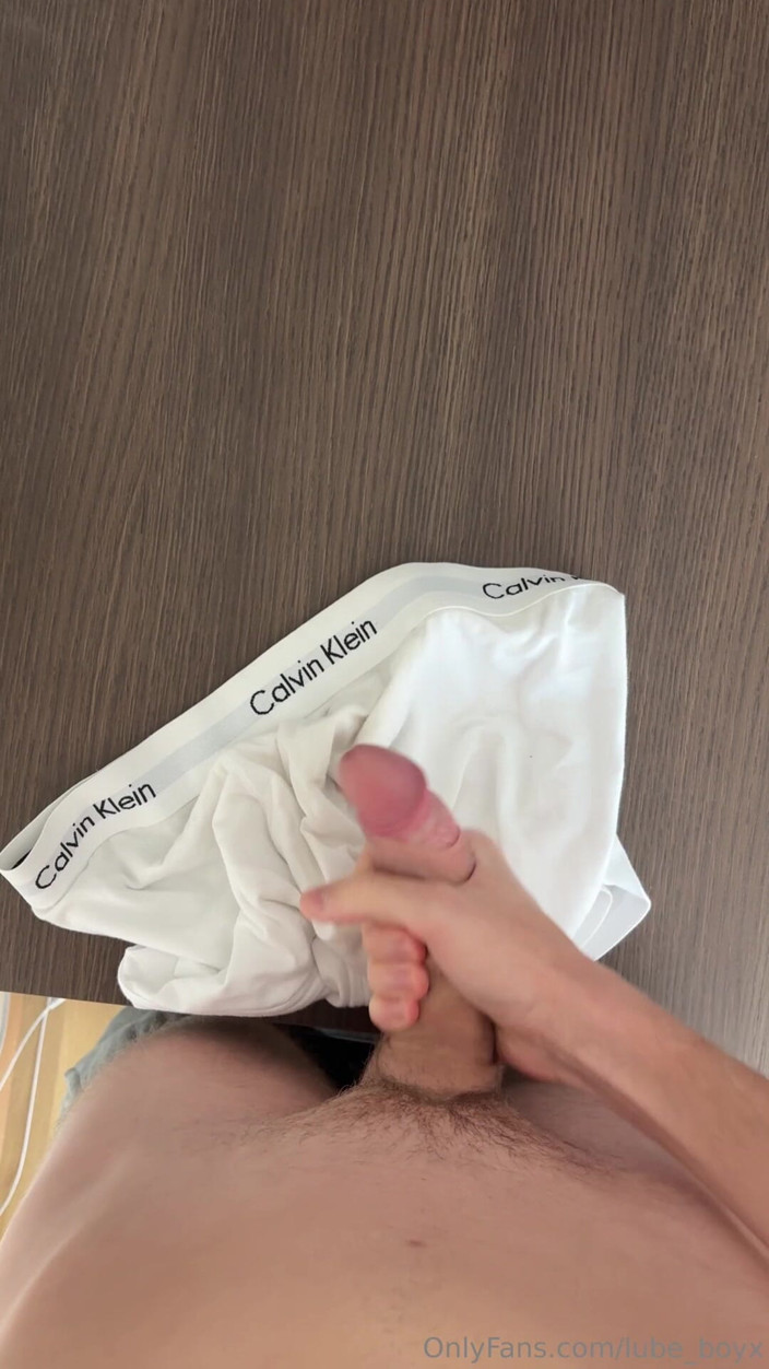 Lubeboyx: Frisches abspritzen auf meine Boxer, calvin klein