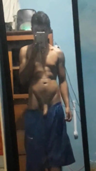 Ragazza mostra il suo cazzo