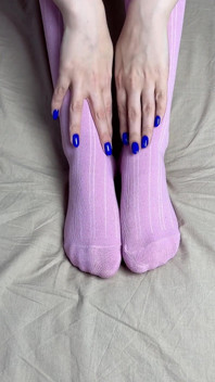 Rosa Socken in Den Händen Einer Geliebten Mit Blauen Nägeln Im Solo-video