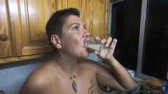 La ragazza beve un sacco di sperma salvato da un bicchiere