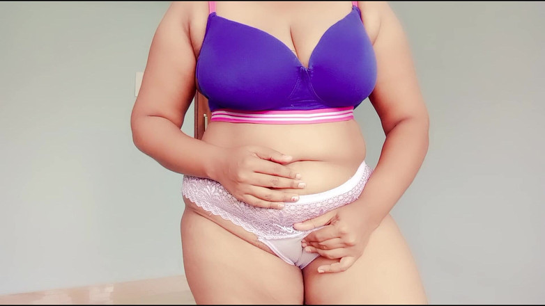 Your Arya: Une desi à gros nichons se masturbe