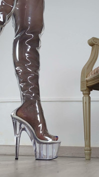 Shoeplay y caminar en tacón, botas altas de pvc y muslo claro - Dame Olga 4k (743)