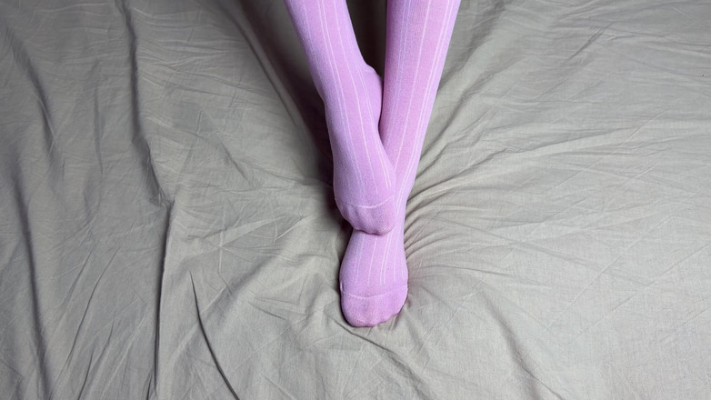 Gloria Gimson: Calzini Rosa Nelle Mani Di Una Padrona Con Unghie Blu...