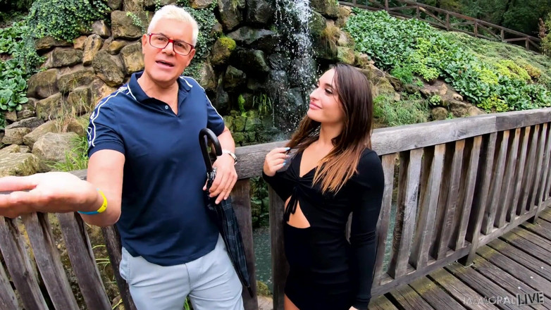 Immoral Live: Italiaans schatje met grote reet water in de regen! - Deel 1