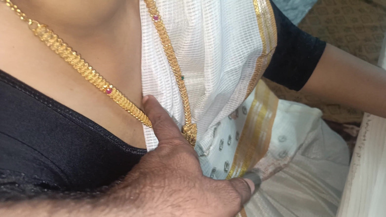 Inba: Donna sposata in ufficio romanticismo con Malayala Saree