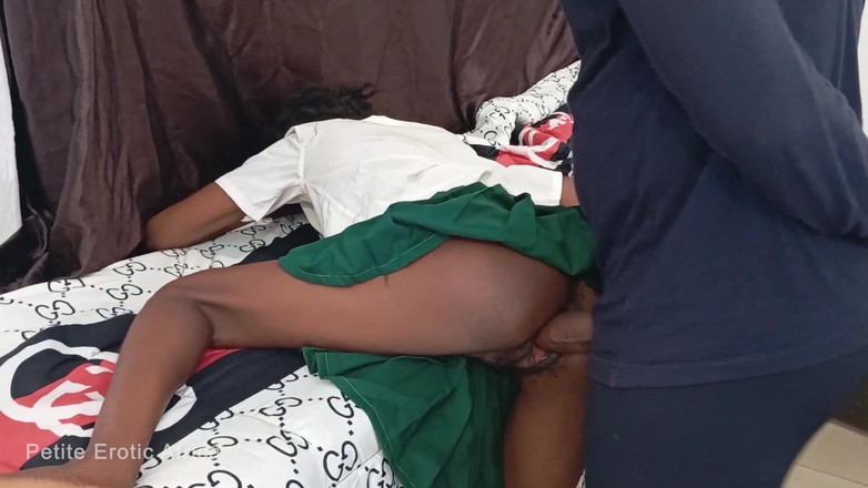 Petite Erotic Africa: Little Lovet călărește și mă face să ejaculez pe curul ei...