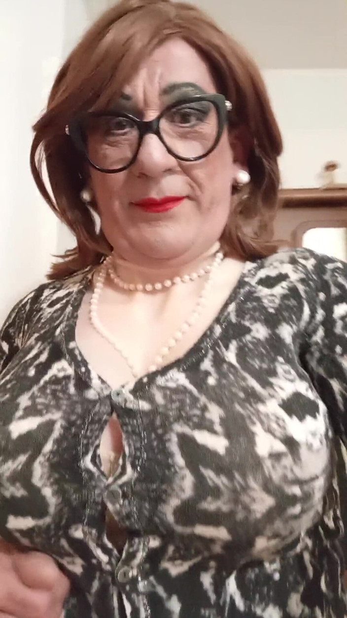 Yusti: Aynanın önünde giyinmek