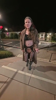 Tren istasyonunda ve şehirde çıplak