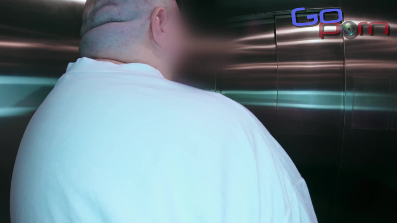 Go Porn: Komşuyu becermek için aradı ama aldatılmış kocası zamanında geldi! Ama...