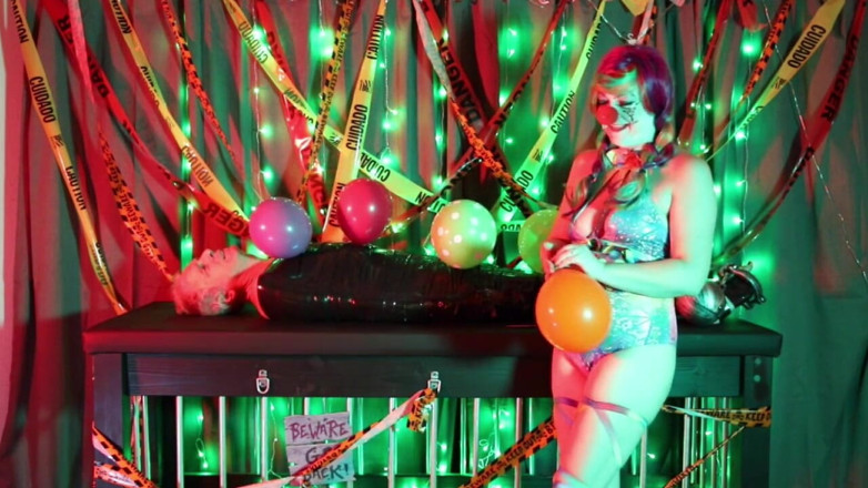 Mistress Chloe Rose: 被小丑女孩拿走并被用来发泄