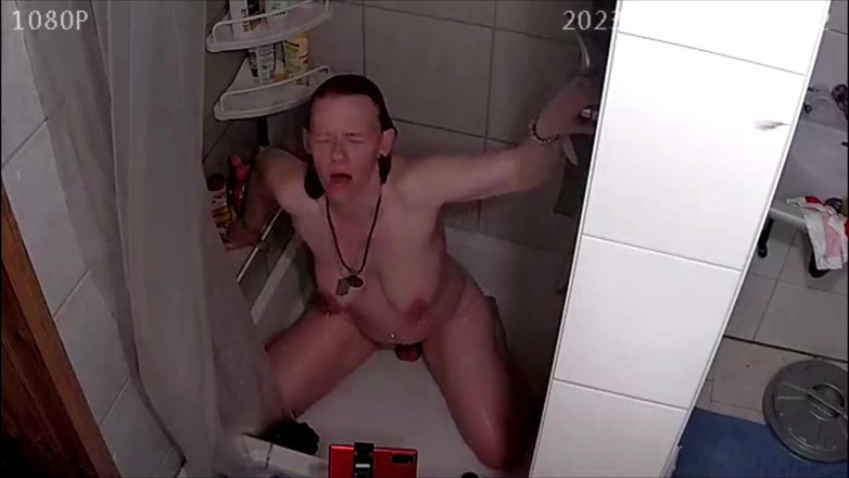 KittieNoOne: Pego no chuveiro se masturbando