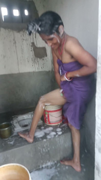 El coño de la hermanastra fue visto mientras se bañaba