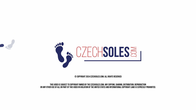 Czech Soles - foot fetish content: Quais sapatos para a praia? POV com os pés nus