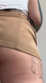 A garota com uma bunda grande senta-se em seu novo brinquedo sexual, um pequeno homem encolhido