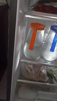 Minha esposa cozinha salsichas e hallacas para mim porque eu estou com muita fome e enquanto você vê como ela está nua, ela adora cozinhar como tha