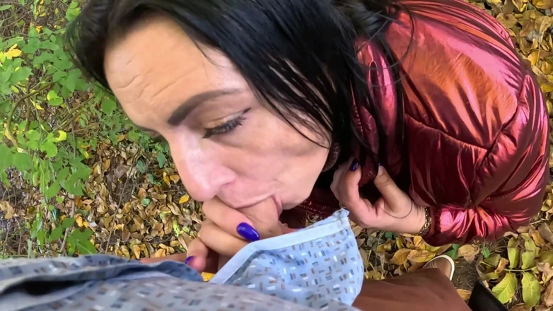 MilfyCalla: Riskanter Outdoor-Blowjob am see, rot glänzende unterjacke, Fetisch 316