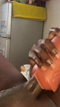 Ora di andare a letto allungo con un giocattolo per la gola e mi sego