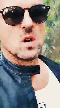 Il ragazzo troia in cam4 sexy pornostar esibizionista arrapata espone un grosso cazzo troia nell'area di crociera Am stern berlin a115