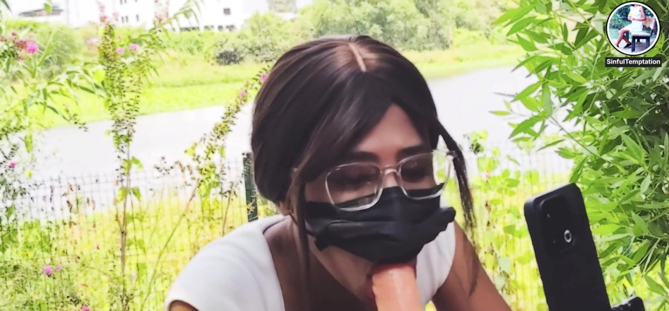 Ziya: Muie cu vibrator în aer liber în parcul public