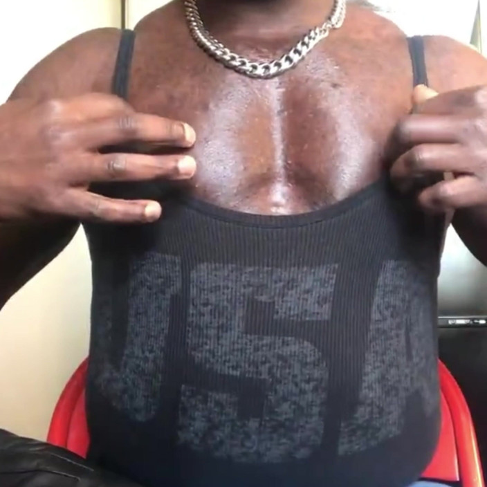 Black Muscle Stepdad: Titpump Prowadzi Do Titplay