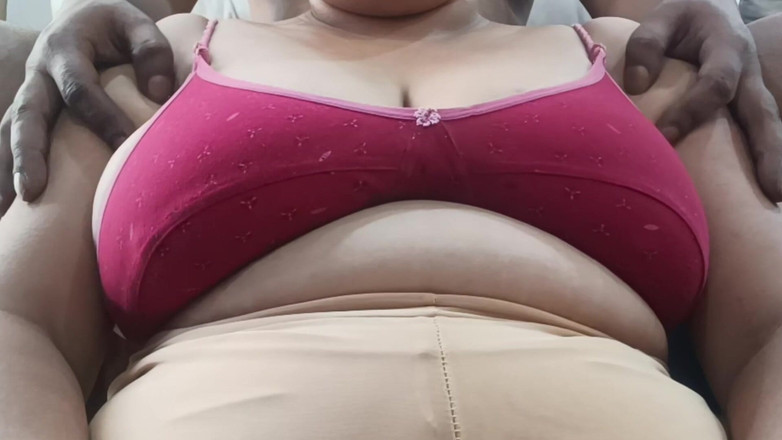 Catchybusty: Gadis gemuk lagi asik pijat di kamar asramanya