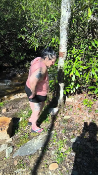 Trockenes humping im wald, pisst einen Creek, schau dir ihre schlaffen titten und Buttcherks an
