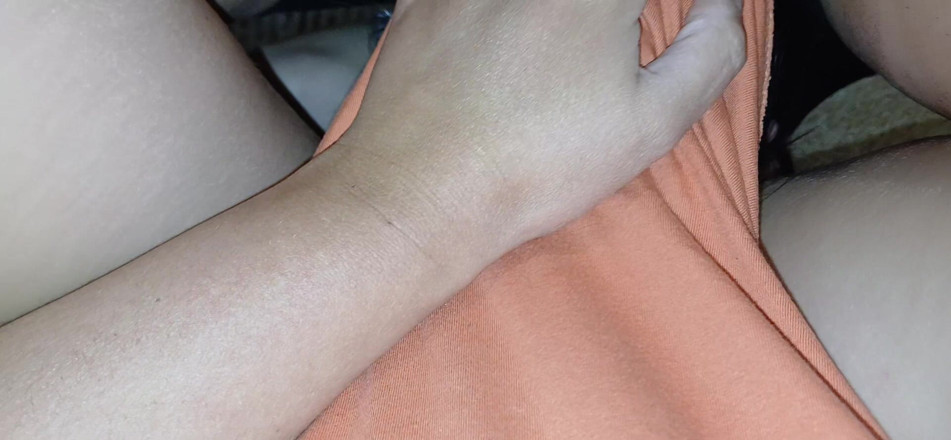 Lesbian-candys: Tişörtümün altında komşumu ağzından sikiyorum