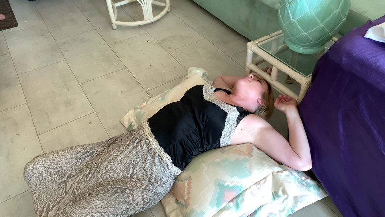 Erin Electra: Stuck blonde stepmom gets fucked