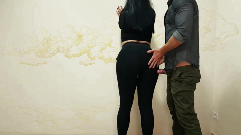 Casal Perdido: Morena caliente con piernas largas hace una mamada y luego...