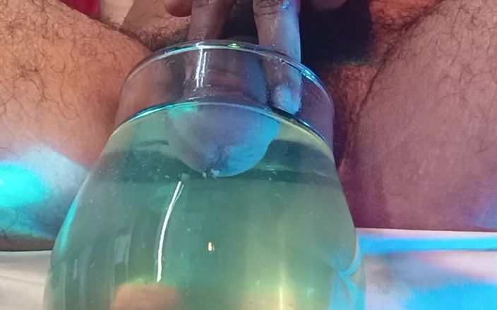 Tomm hot: I Pee and Cum Inside a Glass Glass of Water