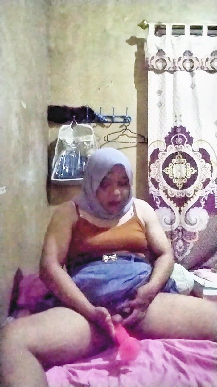 Ivvy Crossdresser: Hijab trägt uniform für die fantasien ihrer fans