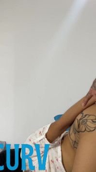 Aku menemukannya masturbasi dan aku memasukkan penisku ke mulutnya