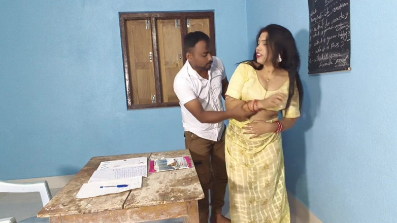 Sona bhabhi: सेक्सी अंग्रेजी टीचर मैडम कक्षा के कमरे में अपने छात्र के साथ नग्न रोमांस भाग -1
