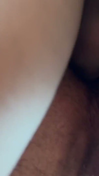 Un ours poilu donne un massage sensuel qui se transforme en sexe torride - jeu de tétons, fétichisme des pieds et éjaculation énorme