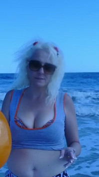 Carolina plajında sakso çekiyor