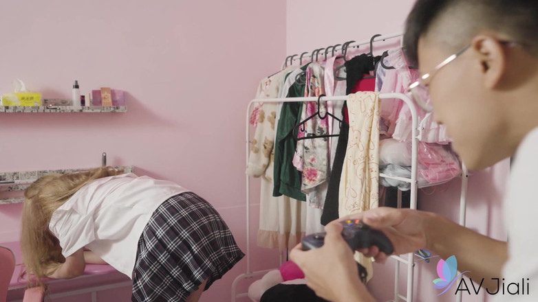 AV Jiali: Nerd cachondo con controlador del juego mágico se folla a...