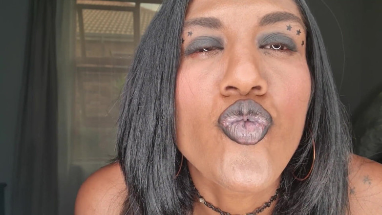 domslutfucker: Desi troia dice porcate mentre gioca, mostra la lingua e...