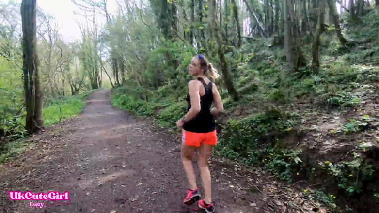 UKCuteGirl Lucy Lauren: Ho dovuto wee all'aperto mentre guardavi: disperato fuori jogging