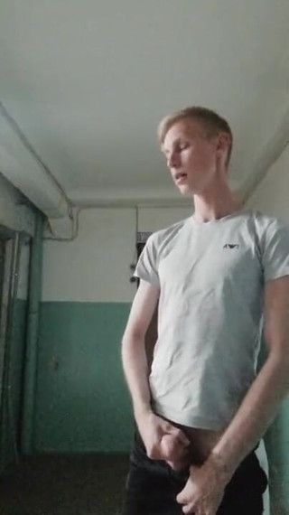 Dick Boys Studio: Decided to jerk off at the entrance