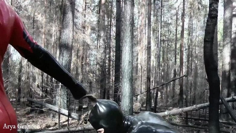 Arya Grander: 乳胶恋物癖玩橡皮娃娃