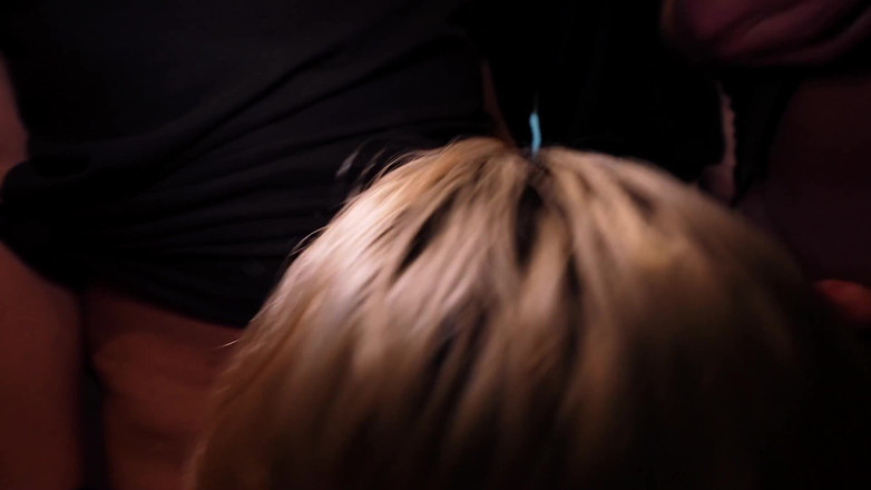 Fuck Cumshot Party: Cewek hot rambut pirang dengan toket besar ini suka banget...