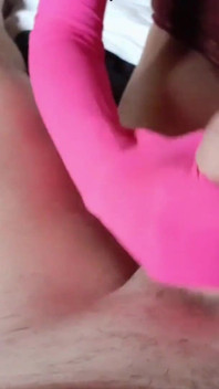 MILF gibt einen Handjob mit Füßen und Hände mit Nylon
