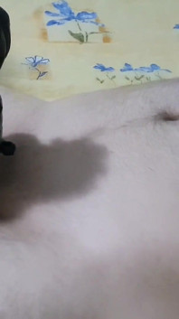 Dominare feminină sexy care sondează uretral pula sclavului cu labă cu vibrator imens, CBT, mănuși din latex, orgasm distrus