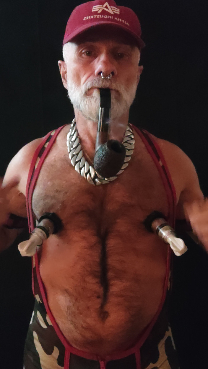 MusclesCigarsFFPig: Nevlastní otec kouří dýmku a pumpuje bradavky