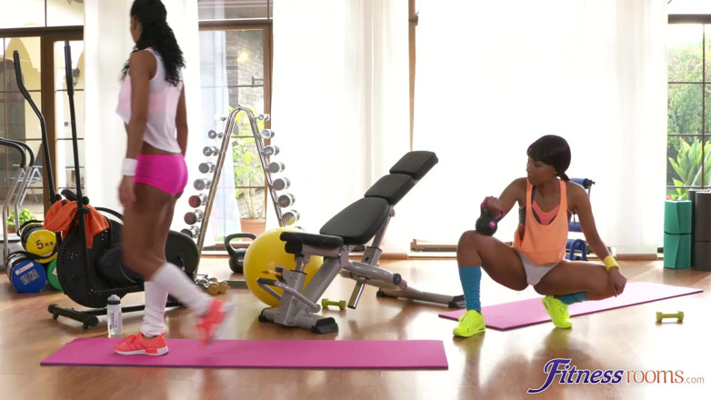 Fitness Rooms: Fitnessrum - Isabella Chrystin och Sade Rose knullar under sin dagliga...